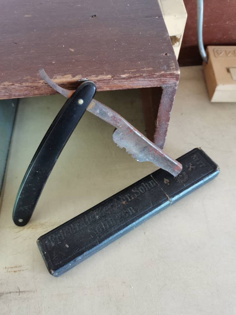 由來自德國(!)的百年刀廠 Friedrich Herder Abraham Sohn 生產的剃鬚刀,序號 77。不過它已經生鏽破損,不能拿來用了。