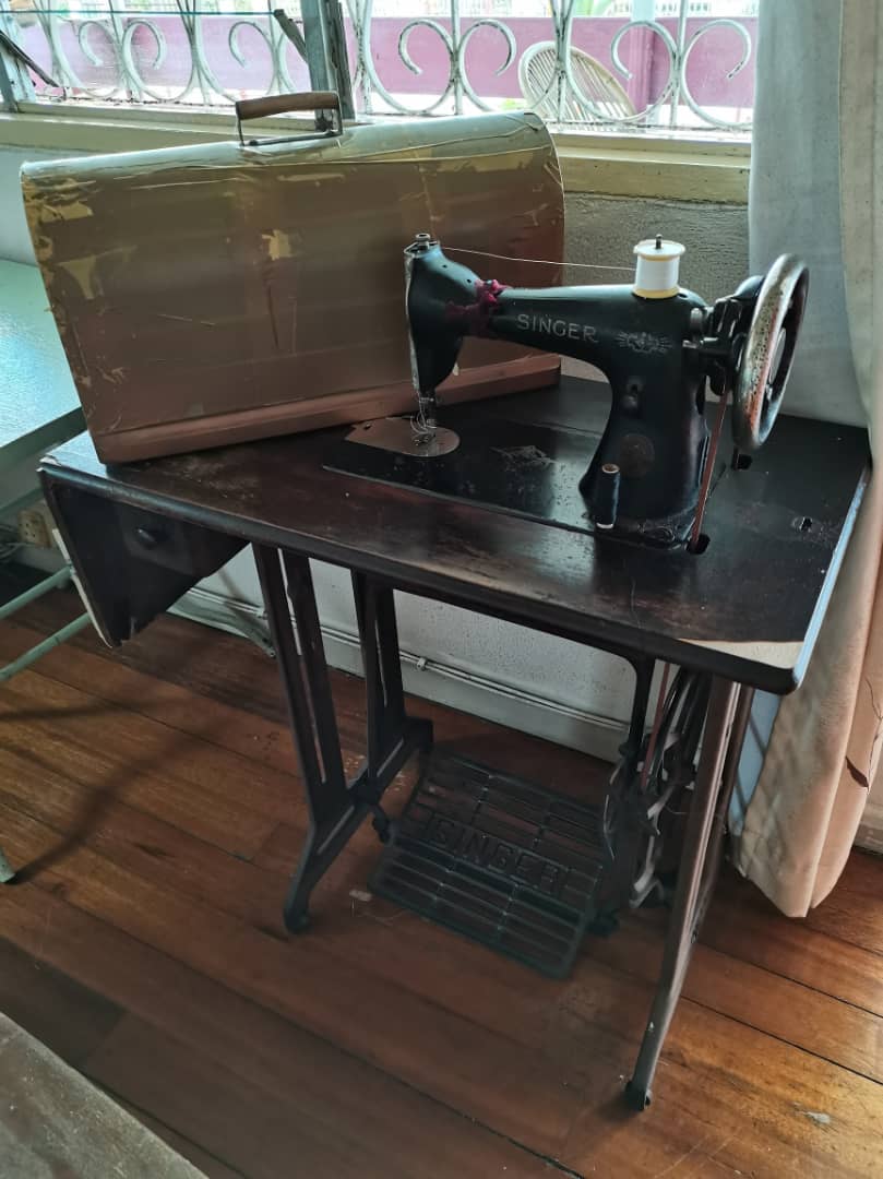 美國縫紉機廠商勝家衣車(Singer)的手動(!)縫紉機(用腳踩的那種!),型號不詳。寫到這裡的時候,依稀記起我的(已故)外婆使用這個縫紉機修補衣服的畫面,好懷念啊。