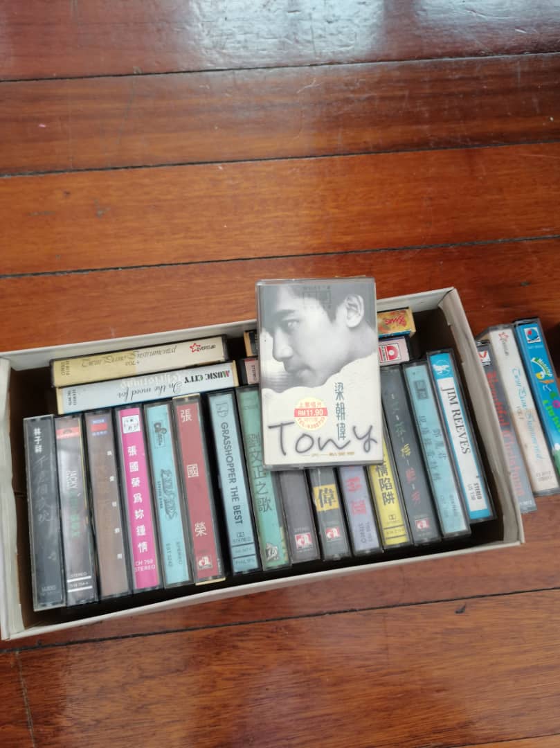 一些經典專輯的卡帶收藏,有華語歌手的,也有粵語及英語歌手的。