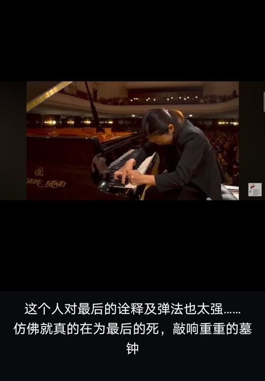 該 WhatsApp 限動的截圖,可以看到演奏者用拳頭往琴鍵捶下去的姿態。