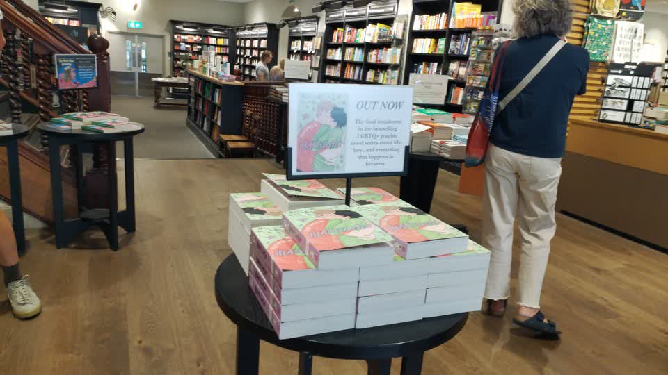 A stack of physical copies of the sixth and final volume of ‘Heartstopper’ that I’ve spotted in a Waterstones bookstore branch in the UK. This very sight is the final push that makes me actually start reading the webcomic.