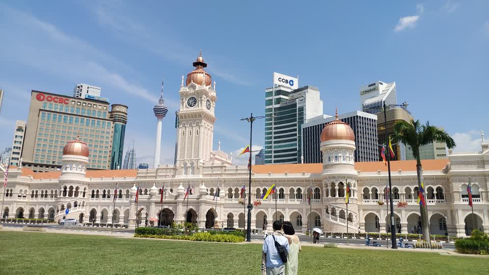 從吉隆坡獨立廣場草坪中拍攝的蘇丹阿都沙末大廈。