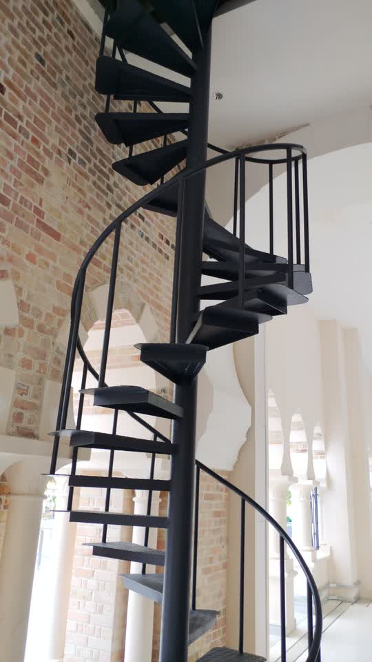 通往三樓（second floor）的螺旋階梯，目前不開放通行。