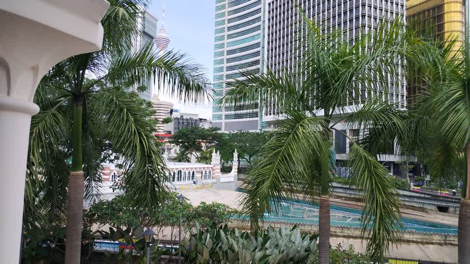 從鐘樓二樓（first floor）窗外可看到占美清真寺及吉隆坡塔。