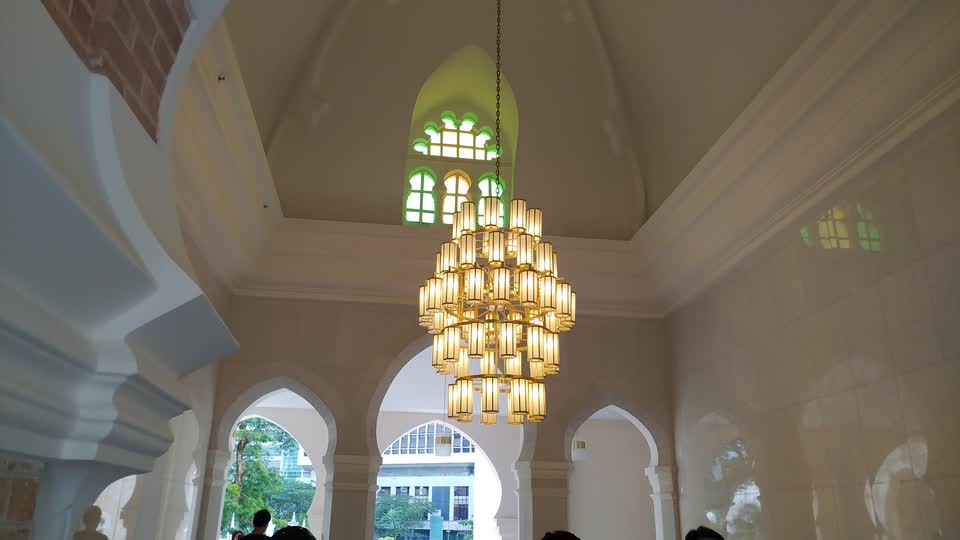 鐘樓內部除了有個西洋風格的吊燈外，也有綠黃雙色的玻璃窗。