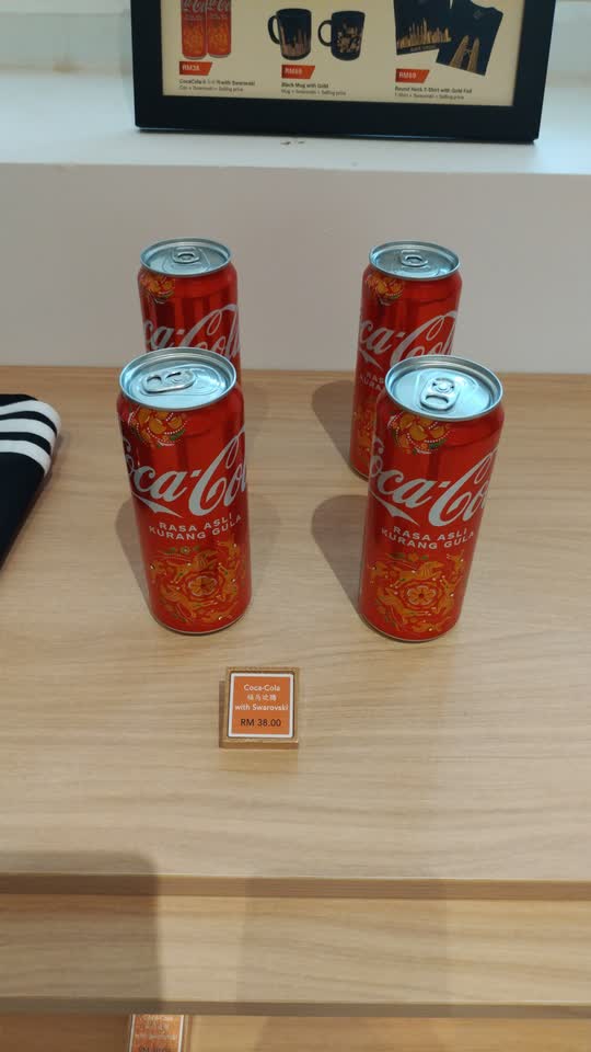 區區一罐可樂，就因爲罐頭上鑲了幾顆小鑽石就賣整整 38 塊……這是我目前看過最坑錢的週邊商品了（此照片攝於蘇丹阿都沙末大廈的週邊販賣區）。