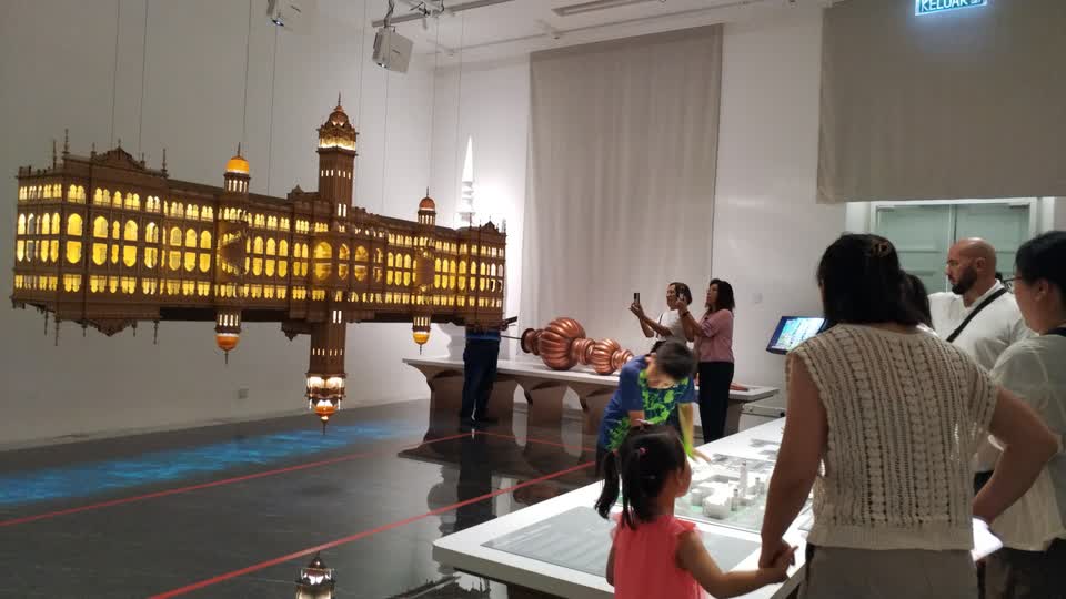 「匯合館」裡頭的展品以馬來西亞歷史爲主題，此爲鐘樓本身的相關展區。值得注意的是，該展區也有個被拆下來的鐘樓銅製尖頂。