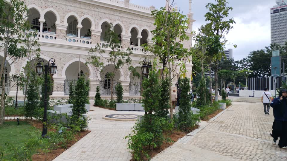 鐘樓外的廣場，有着歐式風格與中東美學的和諧融合。