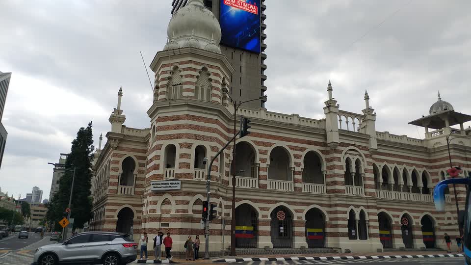 國家紡織品博物館，與設計和建築本身格格不入的側門招牌。