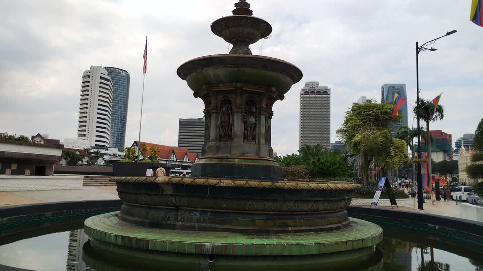 獨立廣場旁的噴水池，上面有着類似西方傳說動物的雕飾。