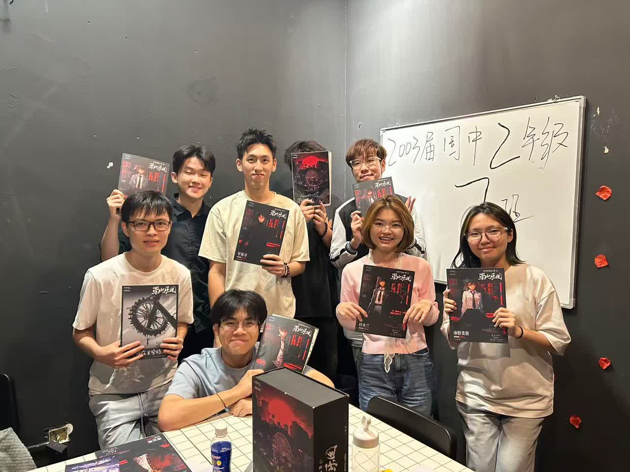 玩完那整場「劇本殺」後,我與同遊的朋友(與新相識)以及(沒有露臉的)遊戲主持人合照。那位一臉疲態、手上拿着的冊子也和其他人格格不入的人呢,就是我啦 😅。