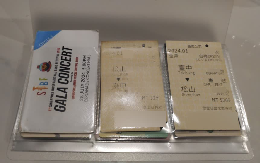 最左邊那個是之前在新加坡觀賞管樂團演奏會時的入場票，另外兩個則是之前在臺灣交換留學兼獨旅的時候搭乘臺鐵留下的票根。