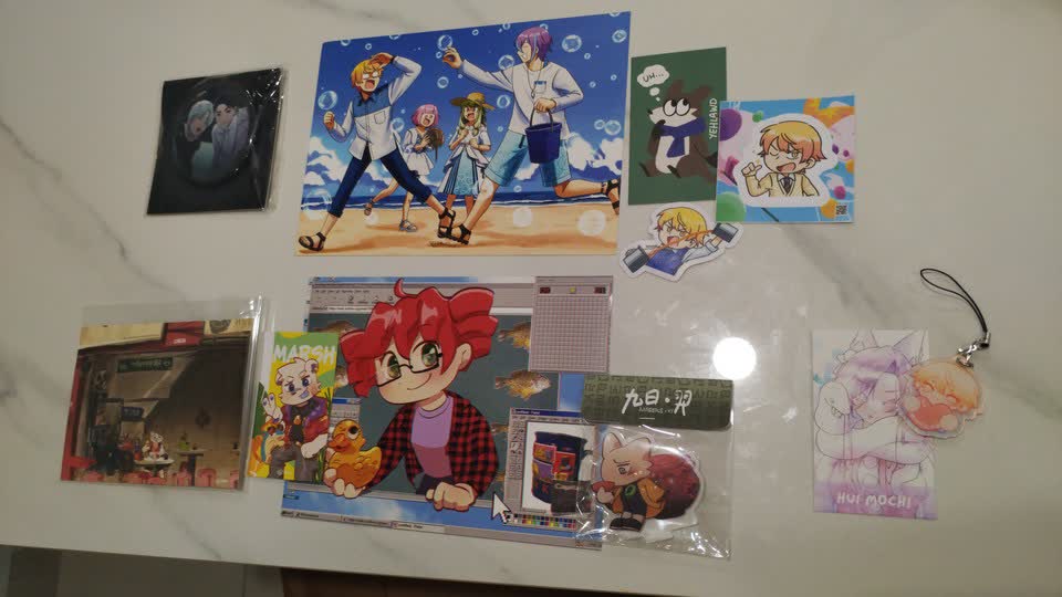 逛了一些攤位後獲得的戰利品（不要問我花了多少錢）。除了「藍白配 BLUE & WHITE」以外，也有來自其他攤位的週邊產品。你說那個拿着兩個鐵杯的天馬司在幹嘛？他在沖泡 teh tarik（拉茶）啦，那是個很好喝的馬來西亞國民飲品哦！