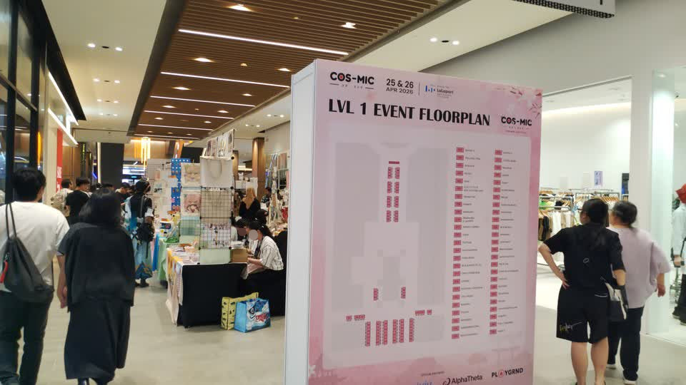 一些同人攤位（呃⋯⋯在後面）。