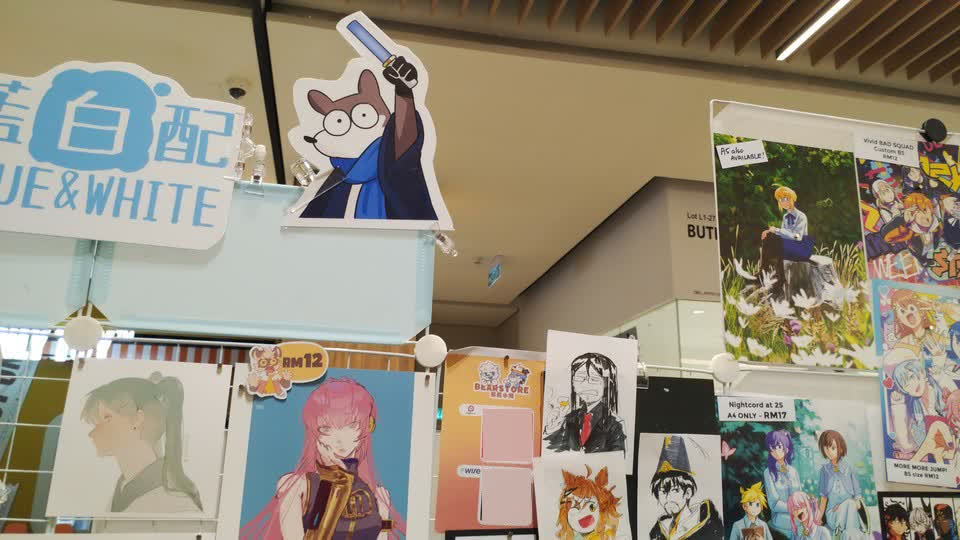 「藍白配 BLUE & WHITE」攤位上展示的一些畫作。