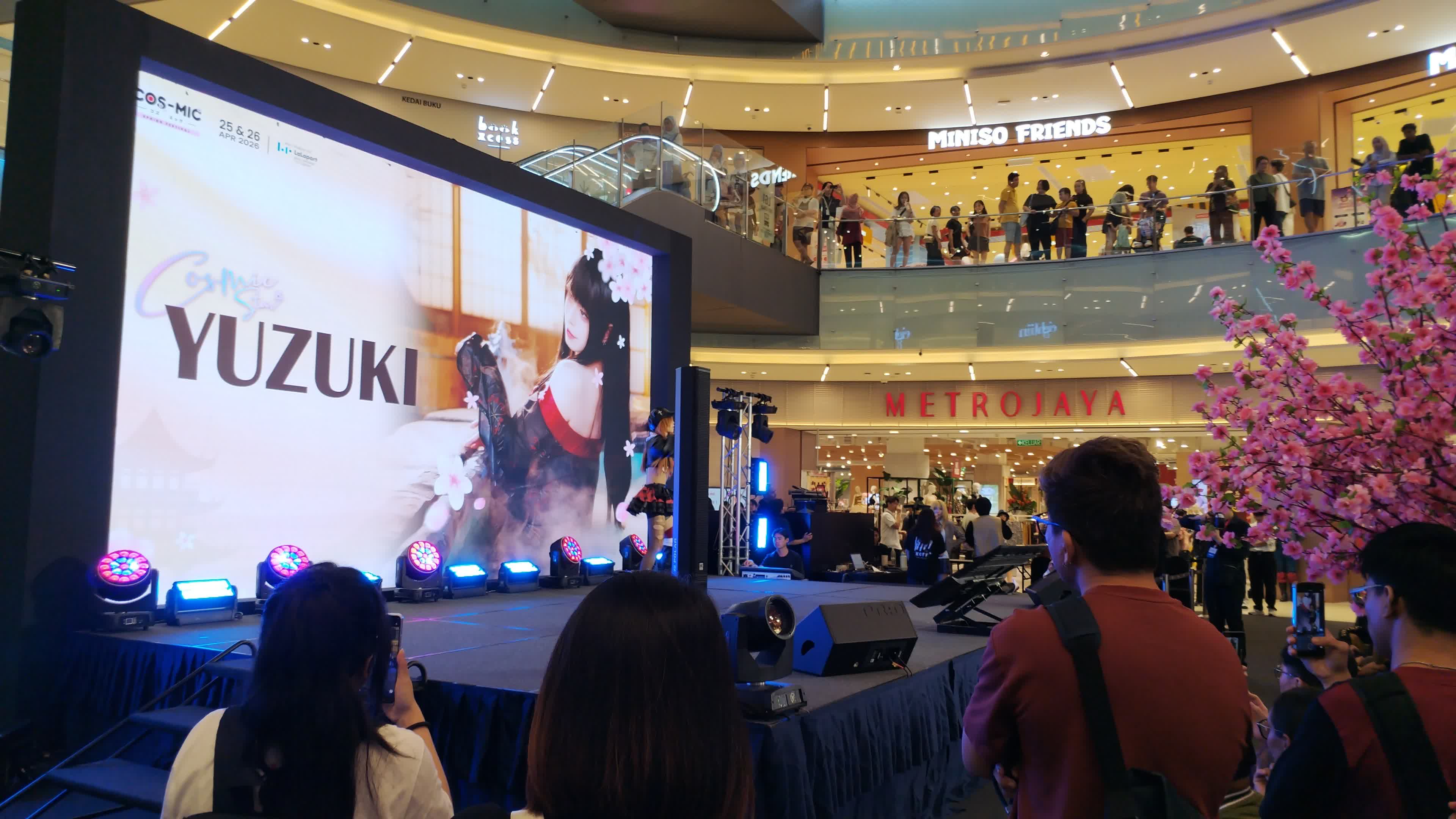 一位名叫 Yuzuki 的 cosplayer 的舞蹈表演。