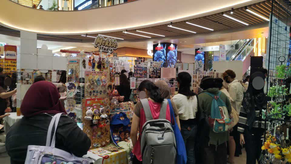 又再一些同人攤位。