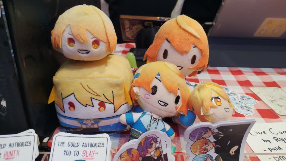 其中一位攤主在其攤位桌上展示的天馬司公仔收藏。都是那些每次都很快賣光光的官方週邊啊，好可愛！！！