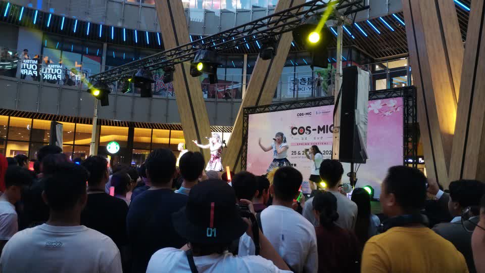 另一組特別嘉賓——歌舞偶像團體「ぜんぶ君のせいだ。」現場演出。我個人沒有很迷女子偶像團體，不過這組團體在當時現場的唱功爆發力十足，而且還要載歌載舞以及與臺下粉絲互動，她們的強大體能實在是驚豔到了我。