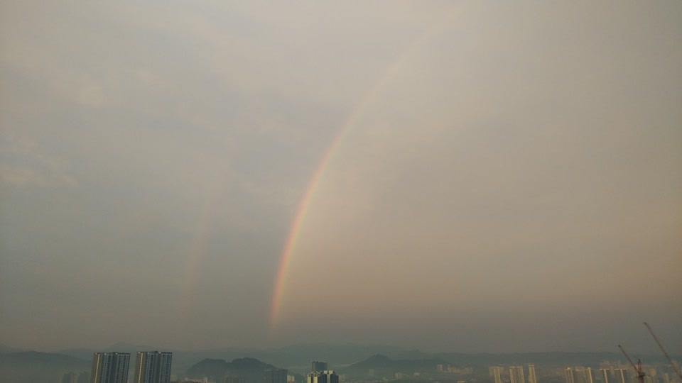 這張照片構圖比較不平衡,但副虹的清晰度是相對而言最佳的;副虹在主虹的左邊(可能要費點眼力才看得到)。此照片的原始畫質版可在這裡找。
