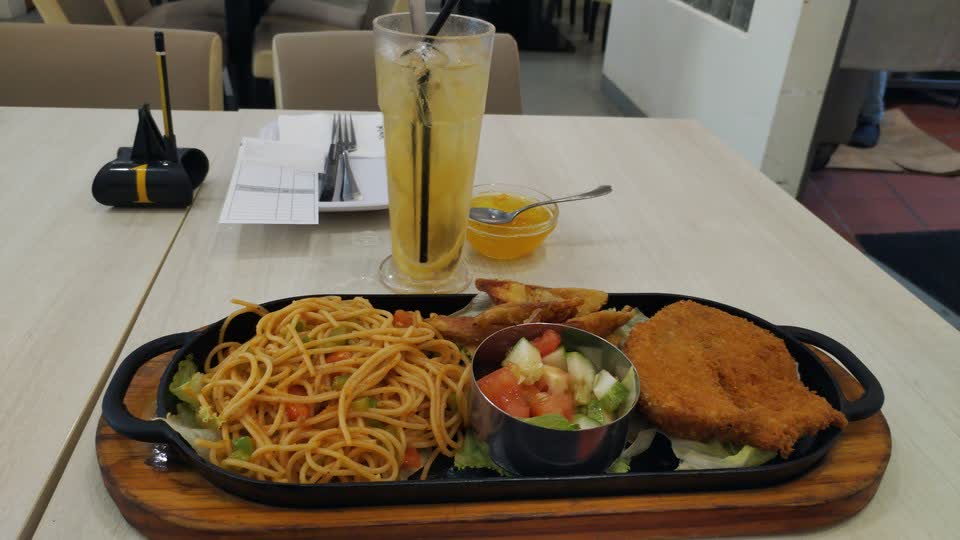 「鐵板莎莎意粉」套餐,外加冷飲一杯。