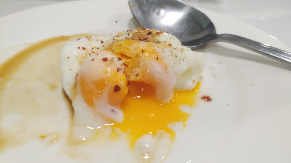 雖然蛋黃下半部有流心，但上半部卻熟透了⋯⋯之後再試試可不可以更完美。
