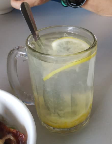 某天在山打根和家人在外用餐時點的一杯檸檬水,照片攝於 2024 年 5 月。
