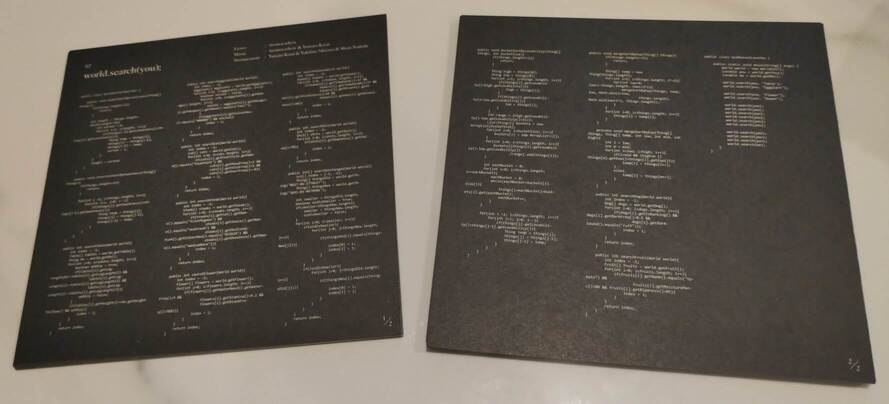 印有程式碼的歌詞卡。