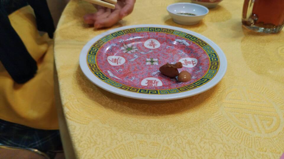 已吃剩兩顆（笑）的經典前菜——滷花生。