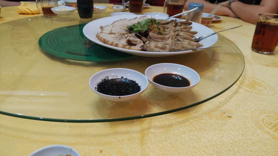 用來熬煮茶樹菇花腩湯的肉料，有五花肉片與雞腳等，配上蒜拌黑醬油與（應該是）蠔油。爲了避免浪費，餐廳巧妙地將這些湯料另外處理、擺盤，再呈上桌。這不僅節省成本，客人也免費多吃一道菜，可說是雙贏之舉！