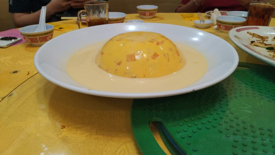 芒果布丁。這是我從小吃到大的經典飯後甜點，每次都覺得好吃！