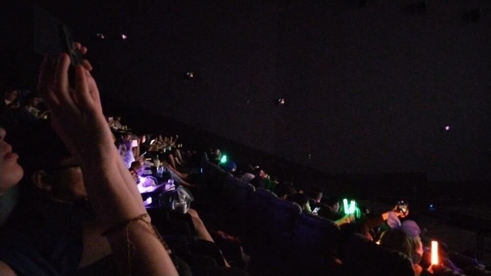 當時的觀衆人潮，可見不少粉絲都有特地準備螢光棒。