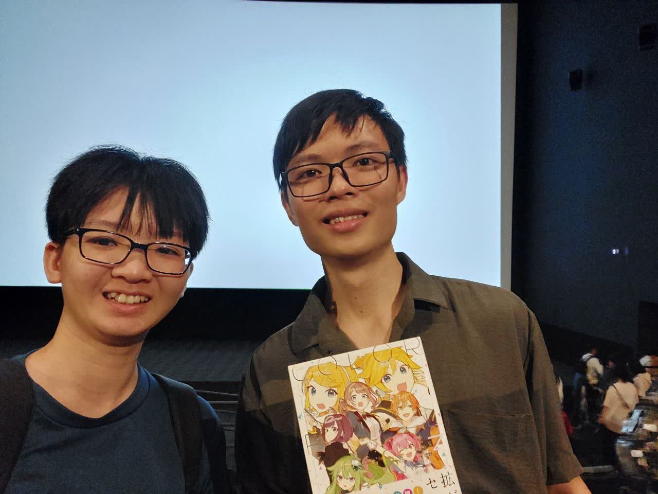 我與一位同爲 Project Sekai 粉絲的隨行大學朋友（左）於演唱會結束後合照。