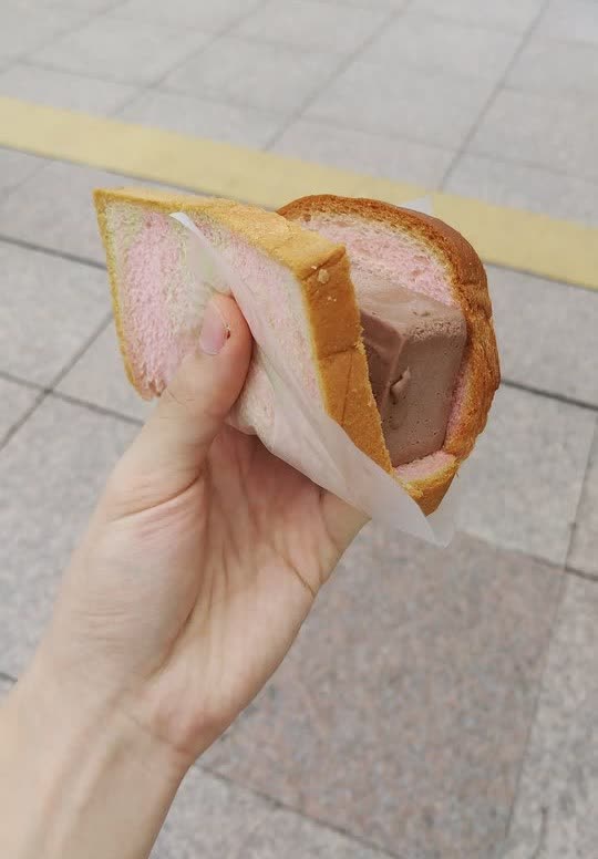 彩虹麵包夾巧克力雪糕，好吃！